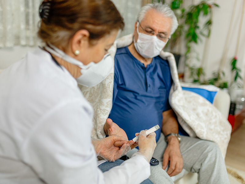 pani doktor wykonuje pomiar starszemu panu pomiar glukozy